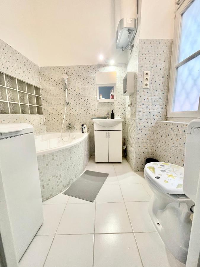 White Apartment Near The Famous New York Cafe Будапеща Екстериор снимка