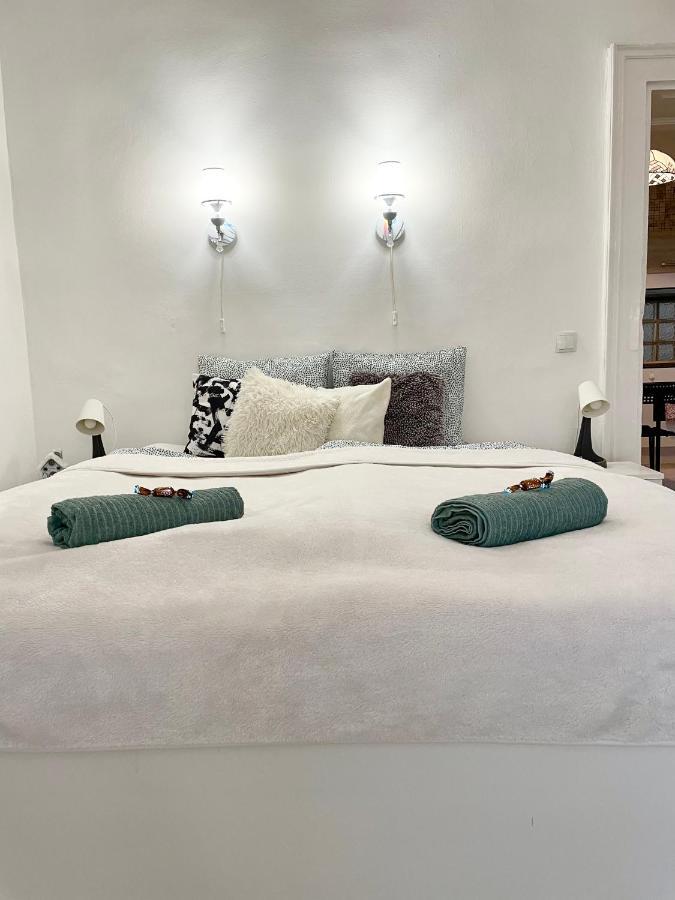 White Apartment Near The Famous New York Cafe Будапеща Екстериор снимка