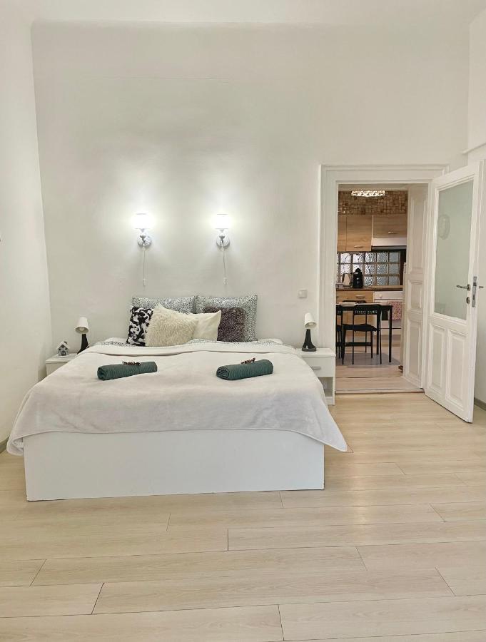 White Apartment Near The Famous New York Cafe Будапеща Екстериор снимка