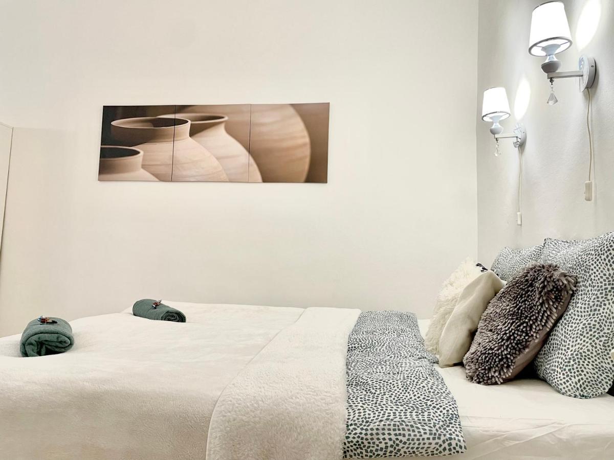 White Apartment Near The Famous New York Cafe Будапеща Екстериор снимка